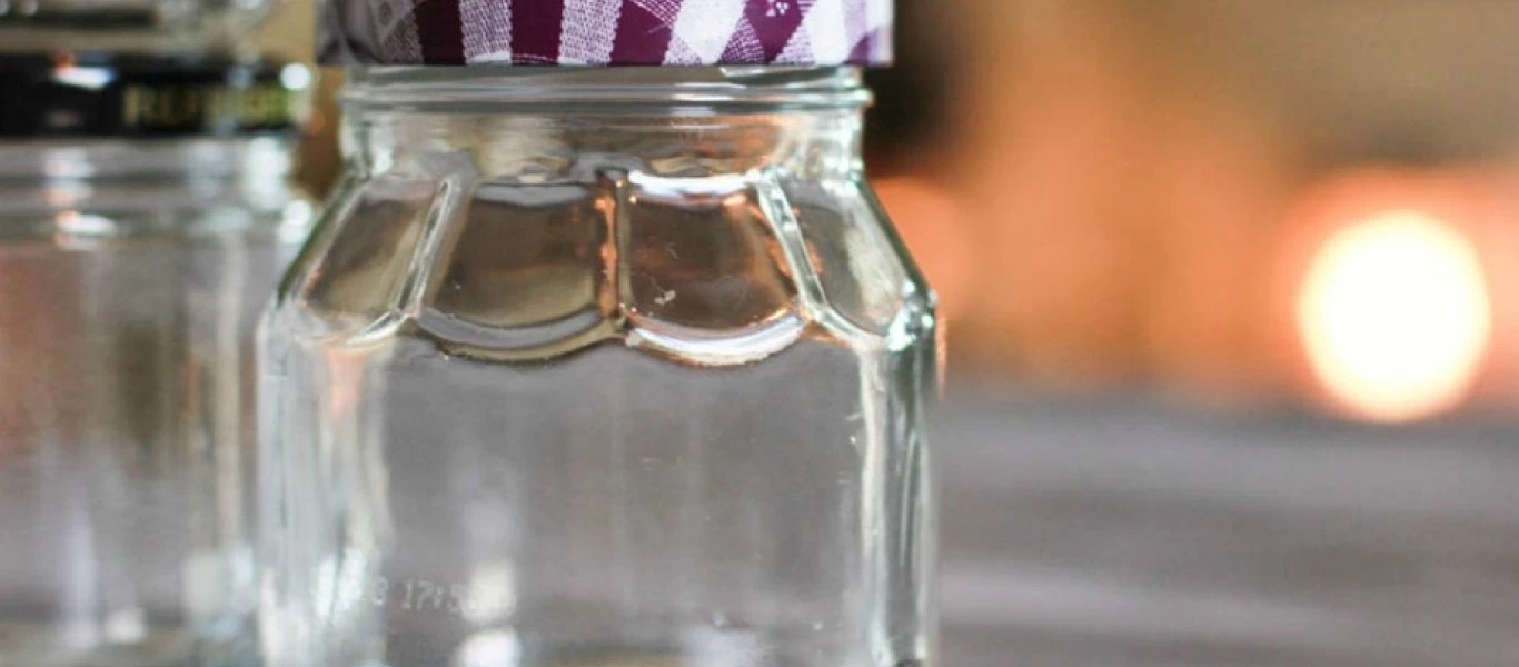 Πώς αφαιρείς εύκολα τις ετικέτες από τα βάζα; (βίντεο)